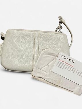 NWT VINTAGE/RARE Coach Pebbled Leather Wristlet in Light Cream w/ Purple Inside